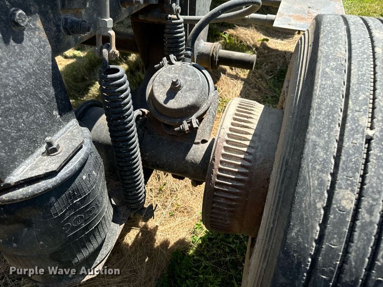 image for item EH4433 2000 Peterbilt 378 truck cab and chassis