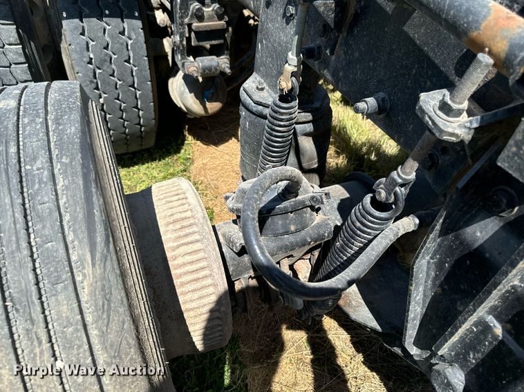 image for item EH4433 2000 Peterbilt 378 truck cab and chassis