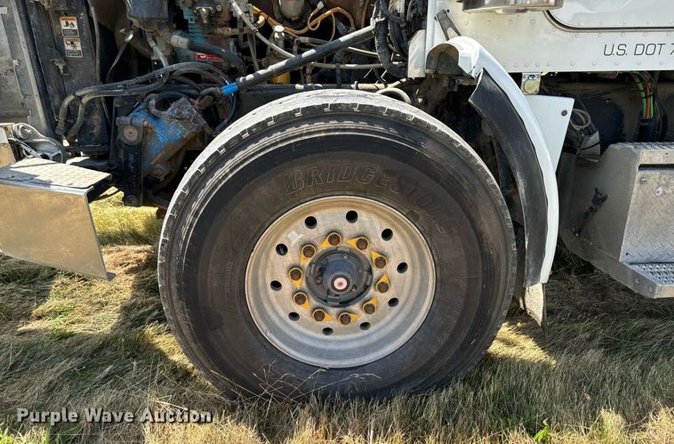 image for item EH4433 2000 Peterbilt 378 truck cab and chassis