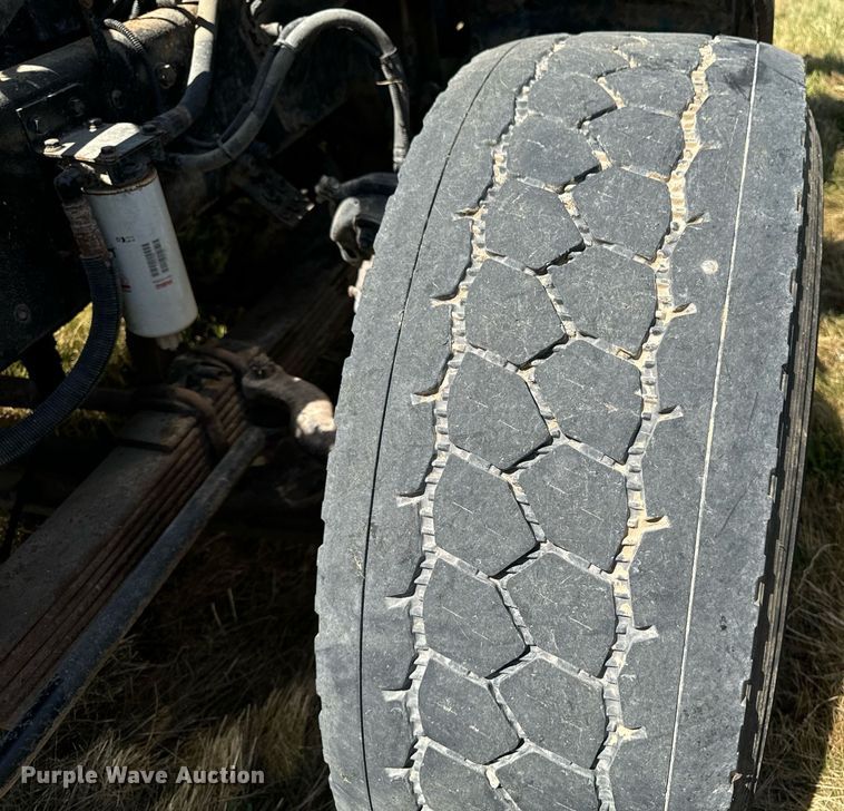 image for item EH4433 2000 Peterbilt 378 truck cab and chassis