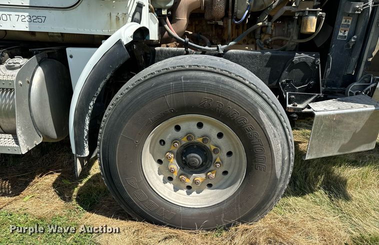 image for item EH4433 2000 Peterbilt 378 truck cab and chassis