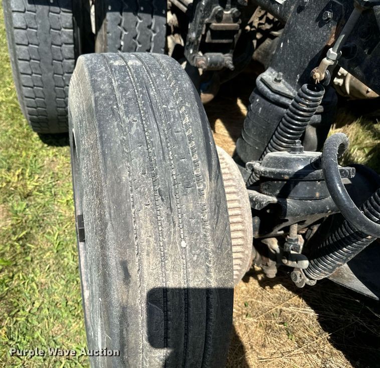 image for item EH4433 2000 Peterbilt 378 truck cab and chassis