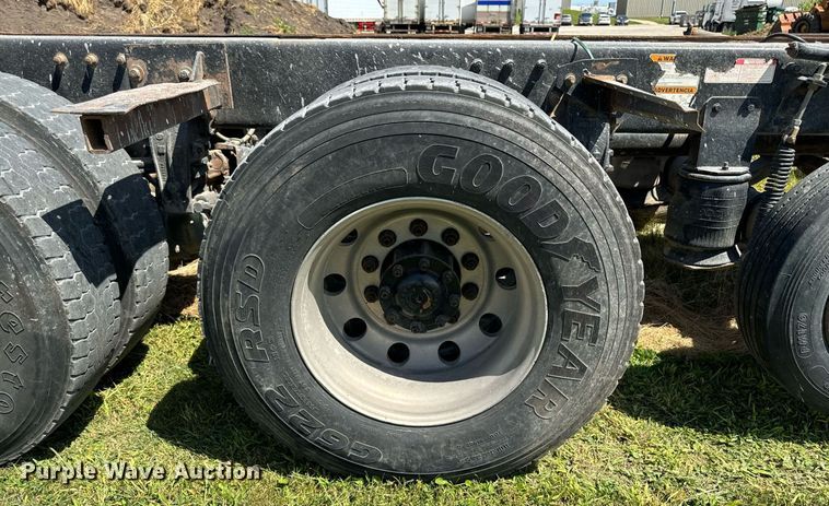 image for item EH4433 2000 Peterbilt 378 truck cab and chassis