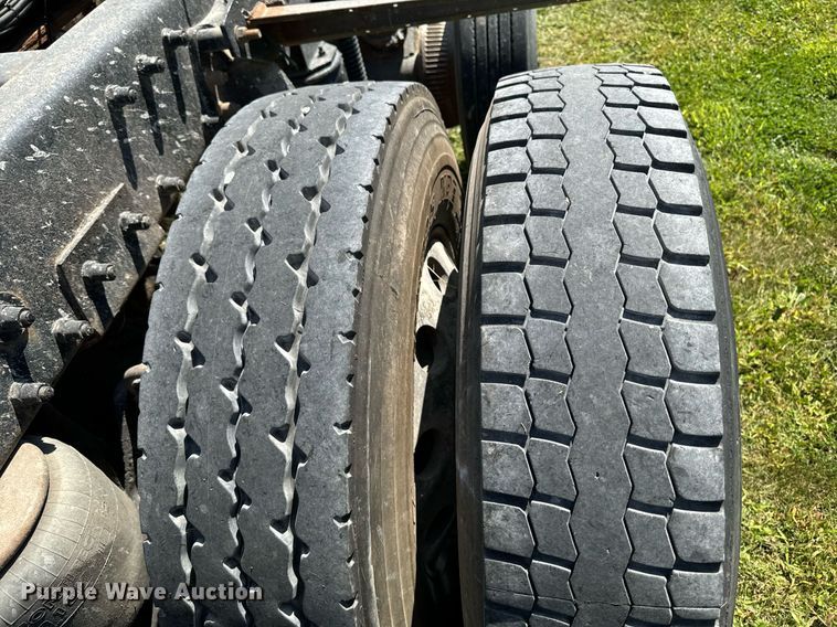 image for item EH4433 2000 Peterbilt 378 truck cab and chassis