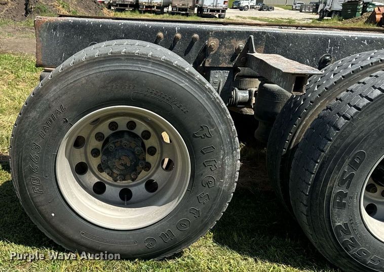 image for item EH4433 2000 Peterbilt 378 truck cab and chassis