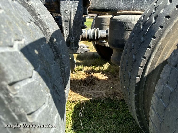 image for item EH4433 2000 Peterbilt 378 truck cab and chassis