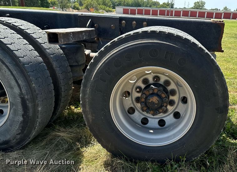 image for item EH4433 2000 Peterbilt 378 truck cab and chassis