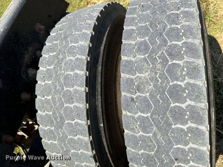 image for item EH4433 2000 Peterbilt 378 truck cab and chassis