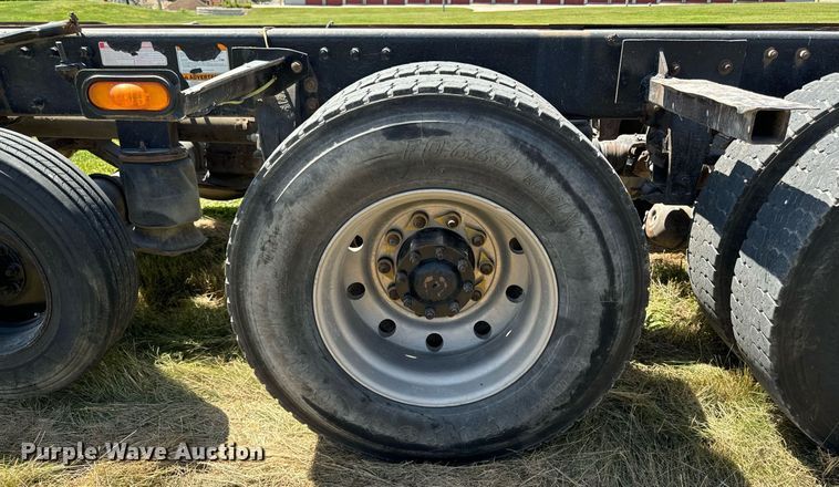 image for item EH4433 2000 Peterbilt 378 truck cab and chassis