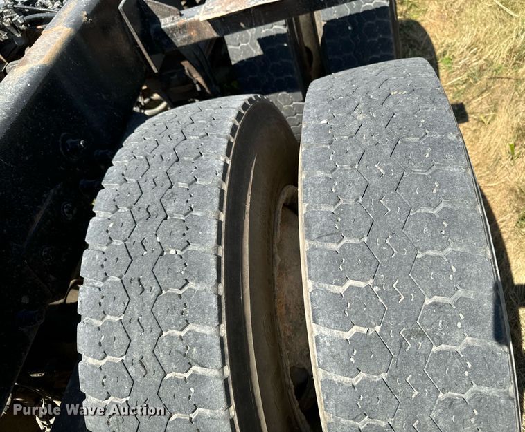 image for item EH4433 2000 Peterbilt 378 truck cab and chassis