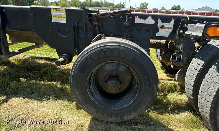 image for item EH4433 2000 Peterbilt 378 truck cab and chassis