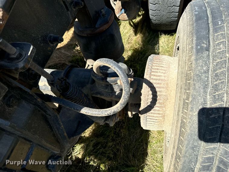 image for item EH4433 2000 Peterbilt 378 truck cab and chassis