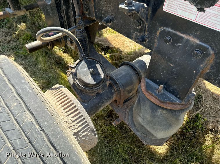 image for item EH4433 2000 Peterbilt 378 truck cab and chassis