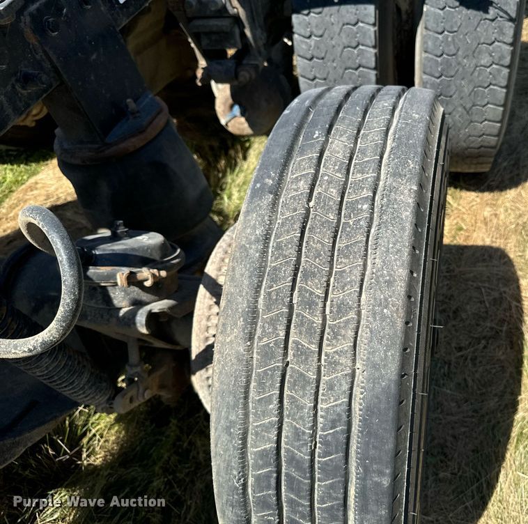 image for item EH4433 2000 Peterbilt 378 truck cab and chassis