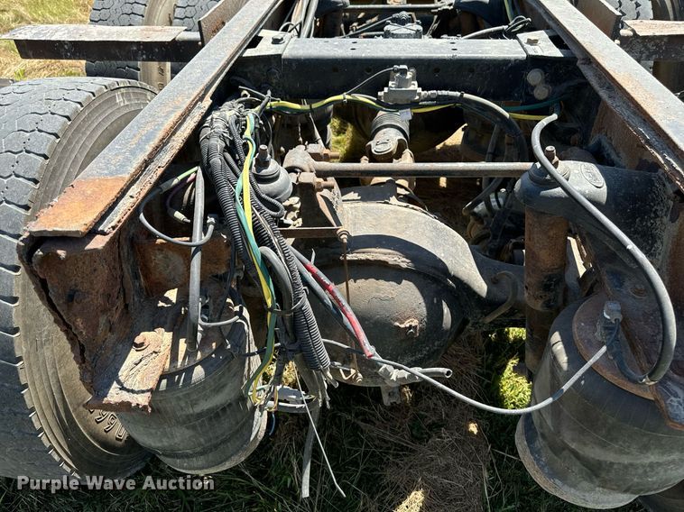 image for item EH4433 2000 Peterbilt 378 truck cab and chassis