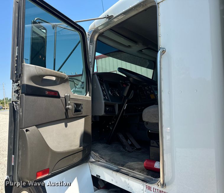 image for item EH6991 2014 Kenworth T370 refrigerated delivery truck