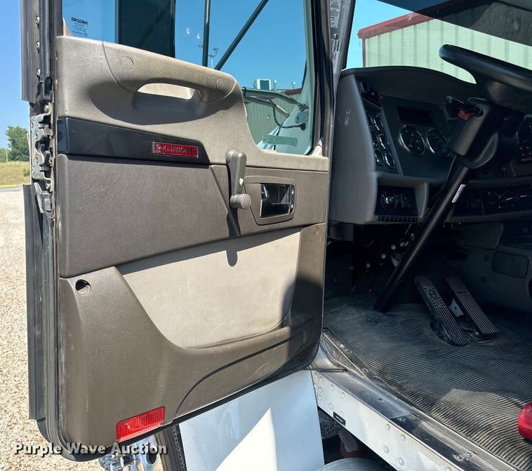 image for item EH6991 2014 Kenworth T370 refrigerated delivery truck