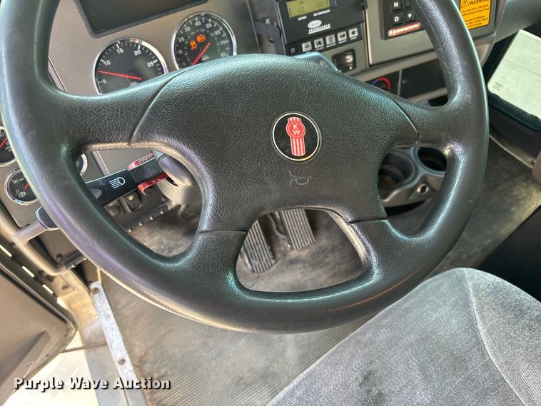 image for item EH6991 2014 Kenworth T370 refrigerated delivery truck