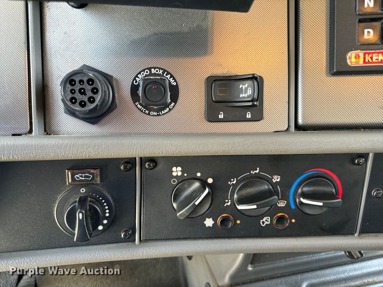 image for item EH6991 2014 Kenworth T370 refrigerated delivery truck