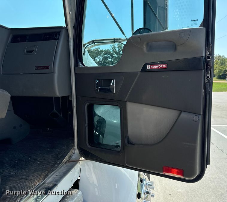 image for item EH6991 2014 Kenworth T370 refrigerated delivery truck