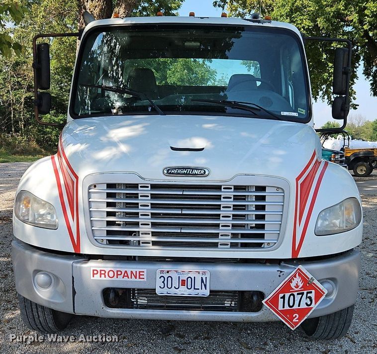 image for item EI8195 2007 Freightliner  Business Class M2 truck cab and chassis