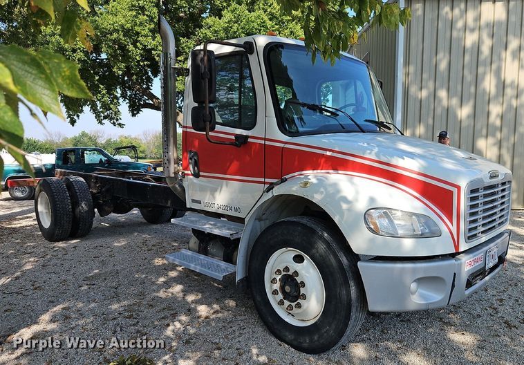 image for item EI8195 2007 Freightliner  Business Class M2 truck cab and chassis