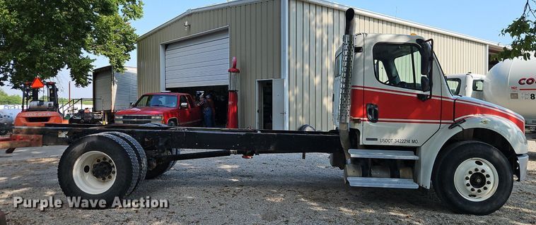 image for item EI8195 2007 Freightliner  Business Class M2 truck cab and chassis