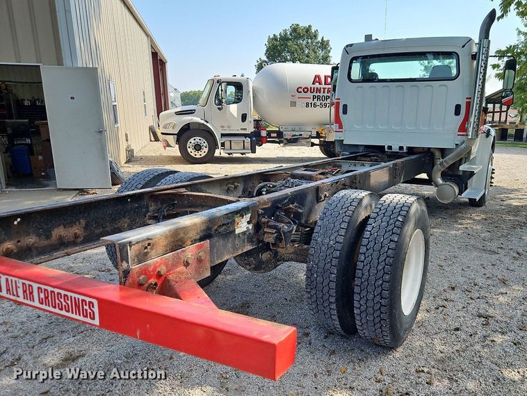 image for item EI8195 2007 Freightliner  Business Class M2 truck cab and chassis