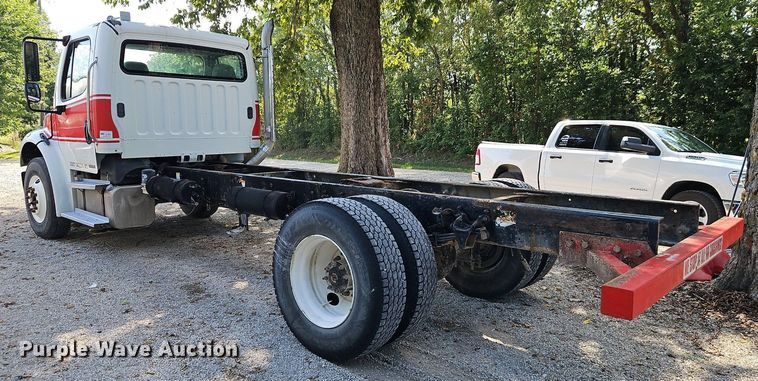 image for item EI8195 2007 Freightliner  Business Class M2 truck cab and chassis