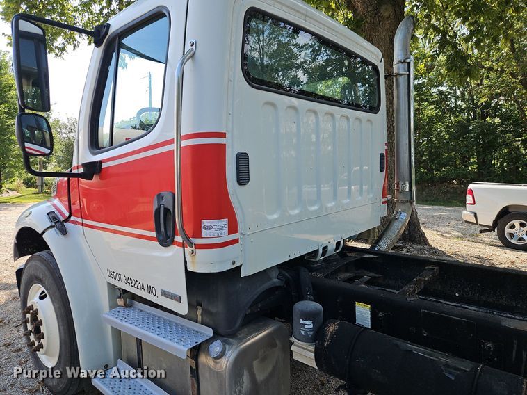 image for item EI8195 2007 Freightliner  Business Class M2 truck cab and chassis