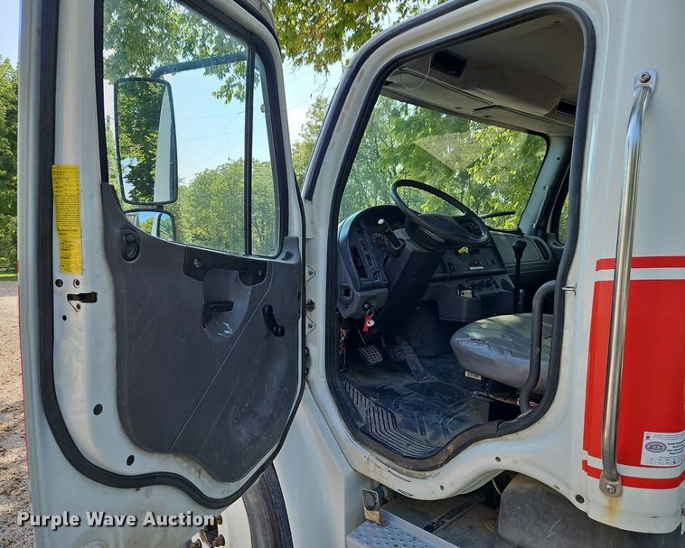 image for item EI8195 2007 Freightliner  Business Class M2 truck cab and chassis