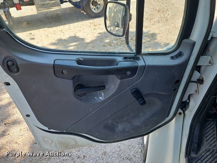 image for item EI8195 2007 Freightliner  Business Class M2 truck cab and chassis