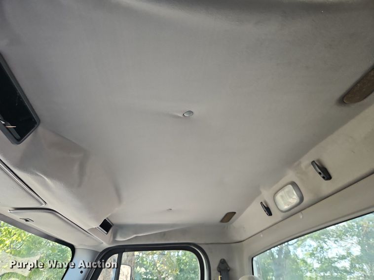 image for item EI8195 2007 Freightliner  Business Class M2 truck cab and chassis