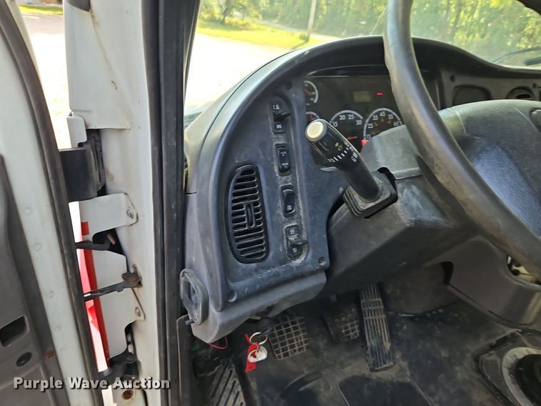 image for item EI8195 2007 Freightliner  Business Class M2 truck cab and chassis