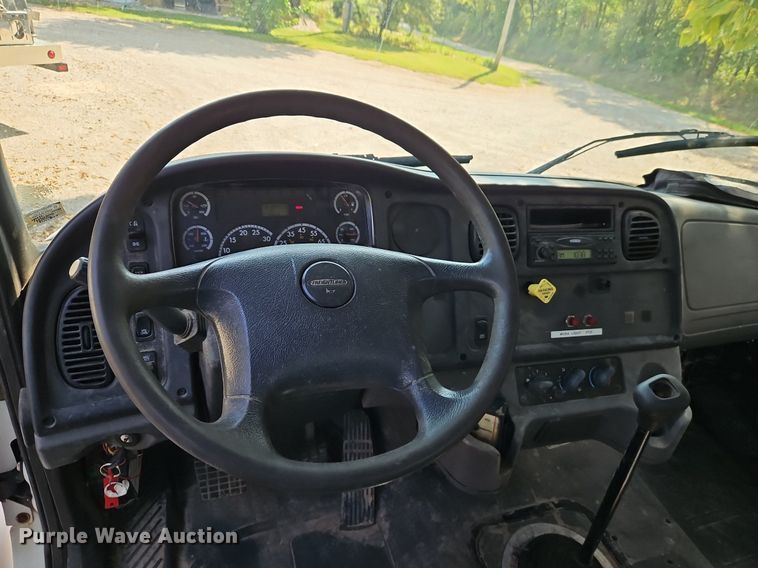 image for item EI8195 2007 Freightliner  Business Class M2 truck cab and chassis