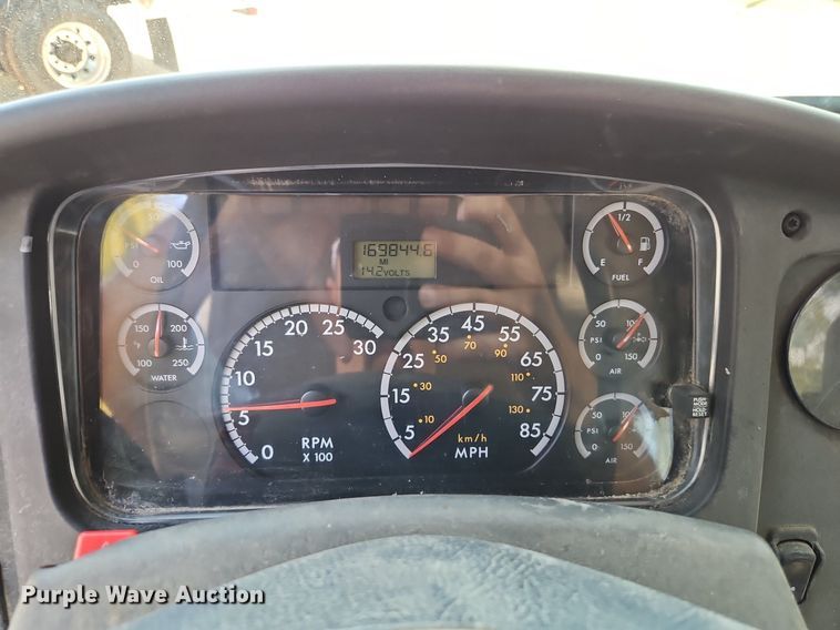 image for item EI8195 2007 Freightliner  Business Class M2 truck cab and chassis