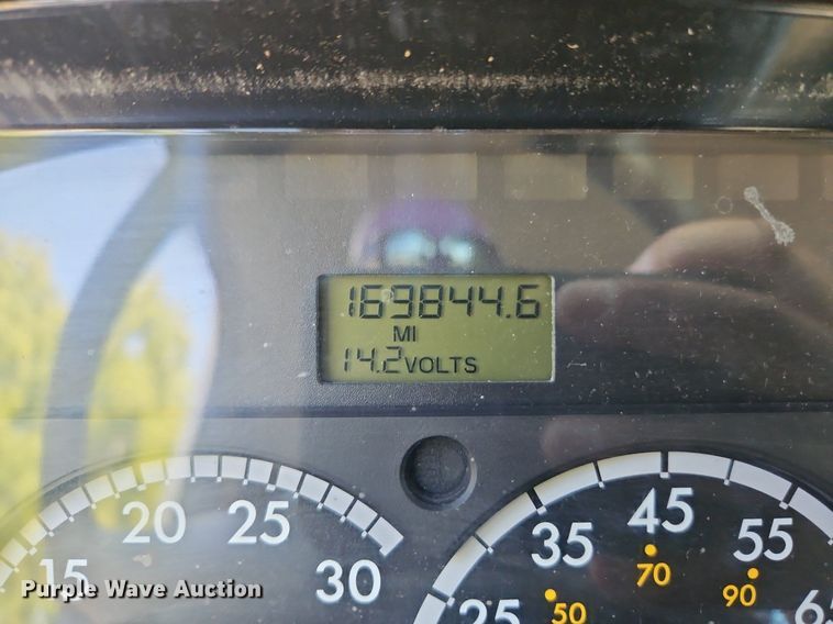 image for item EI8195 2007 Freightliner  Business Class M2 truck cab and chassis