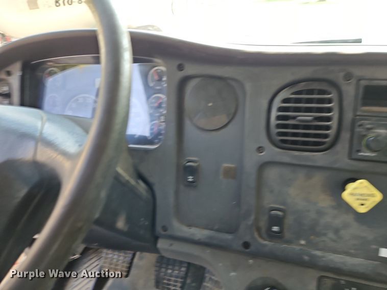 image for item EI8195 2007 Freightliner  Business Class M2 truck cab and chassis