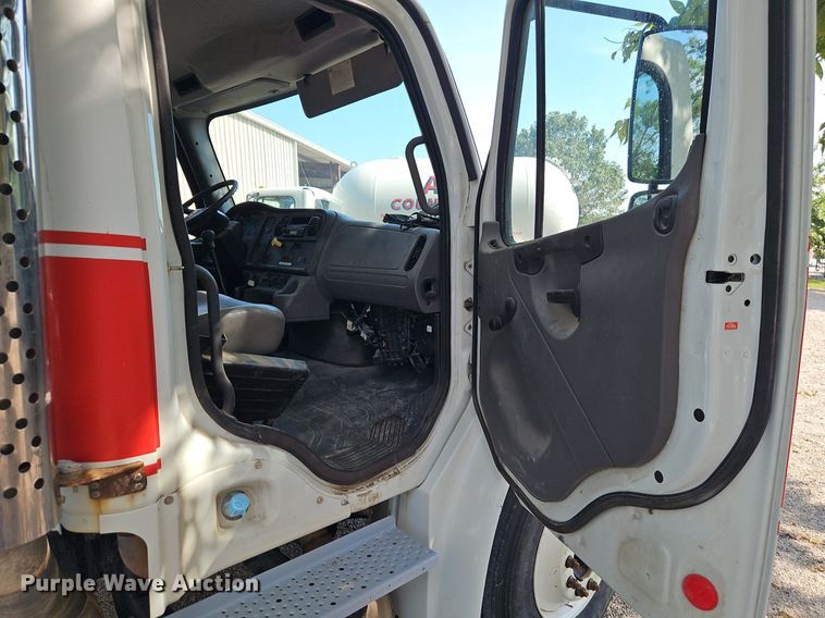 image for item EI8195 2007 Freightliner  Business Class M2 truck cab and chassis