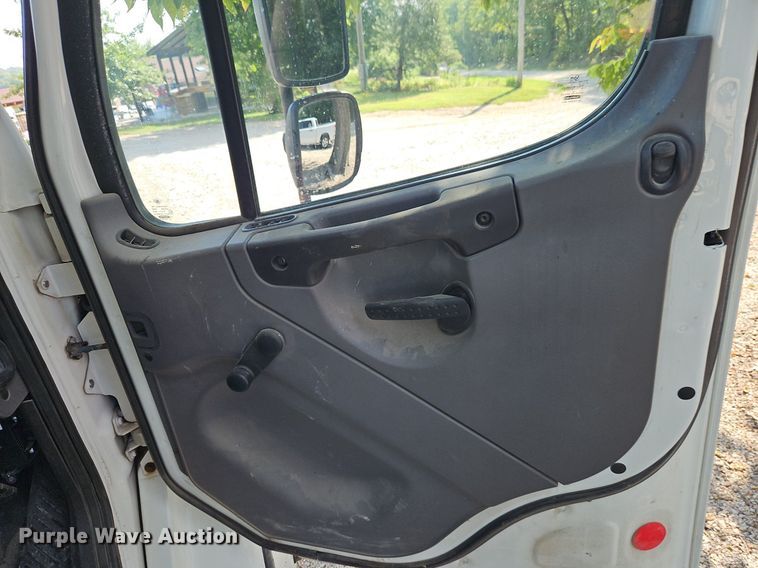 image for item EI8195 2007 Freightliner  Business Class M2 truck cab and chassis