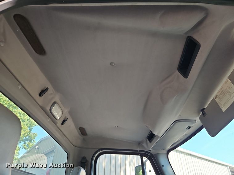 image for item EI8195 2007 Freightliner  Business Class M2 truck cab and chassis