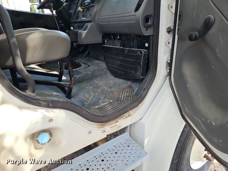 image for item EI8195 2007 Freightliner  Business Class M2 truck cab and chassis