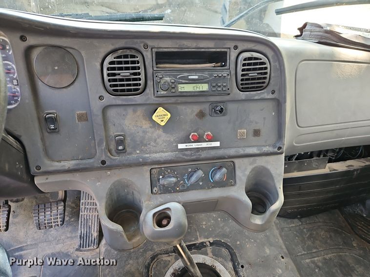 image for item EI8195 2007 Freightliner  Business Class M2 truck cab and chassis