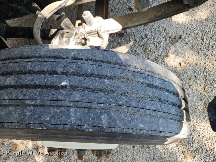 image for item EI8195 2007 Freightliner  Business Class M2 truck cab and chassis