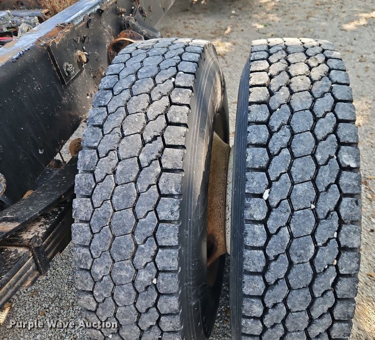 image for item EI8195 2007 Freightliner  Business Class M2 truck cab and chassis