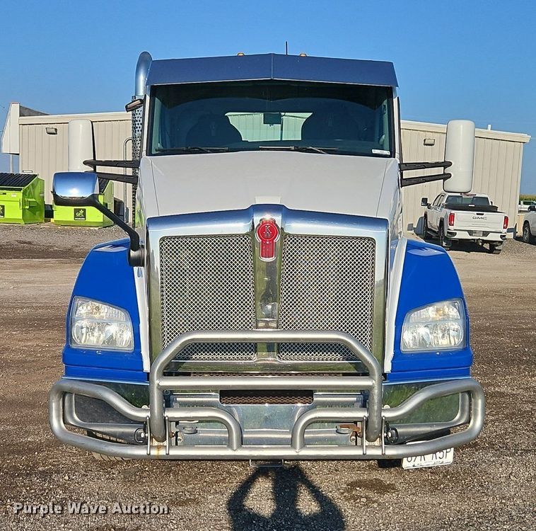 image for item EI8238 2020 Kenworth T880 semi truck