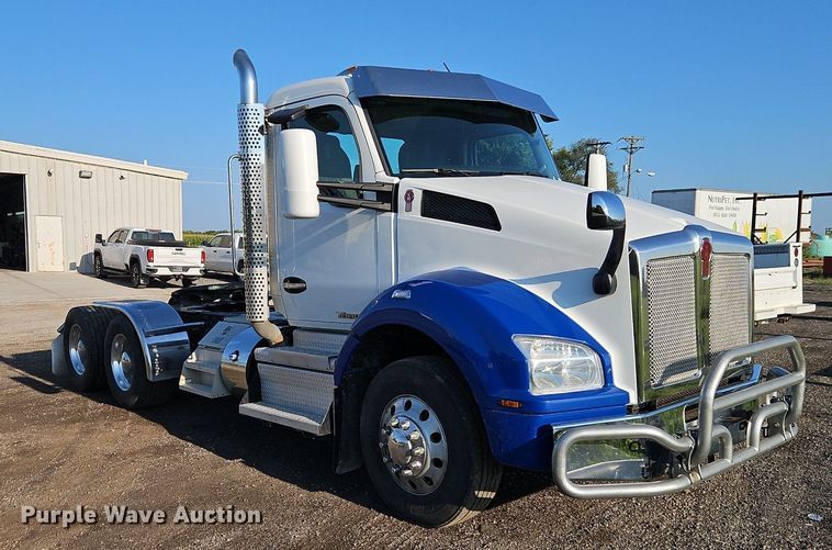 image for item EI8238 2020 Kenworth T880 semi truck