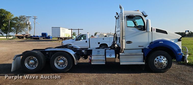image for item EI8238 2020 Kenworth T880 semi truck