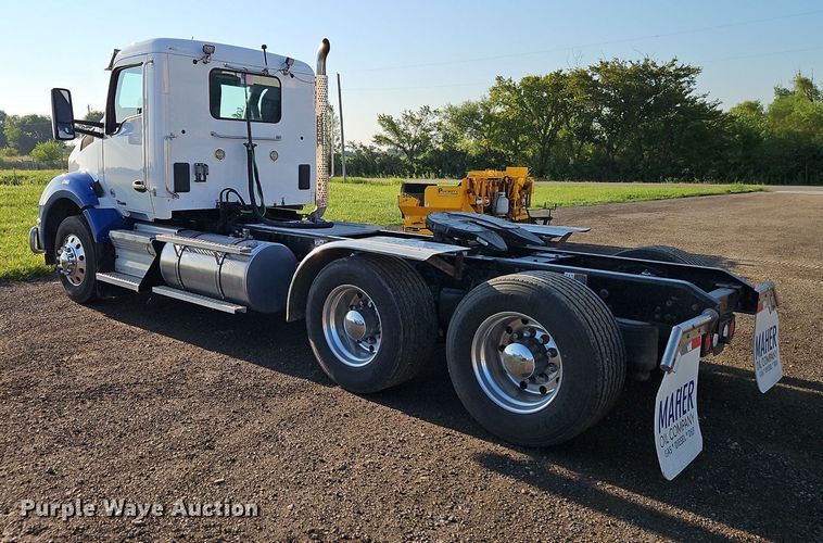 image for item EI8238 2020 Kenworth T880 semi truck