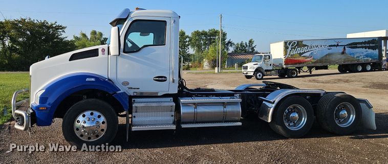 image for item EI8238 2020 Kenworth T880 semi truck